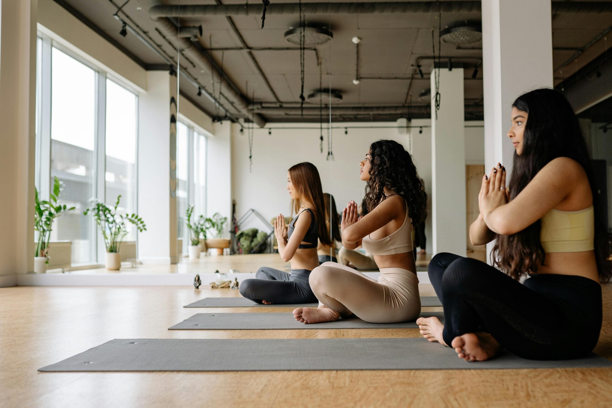 Joga w Czasie Menstruacji: Jak Dostosować Praktykę do Potrzeb Ciała Joga w Czasie Menstruacji: Jak Dostosować Praktykę do Potrzeb Ciała